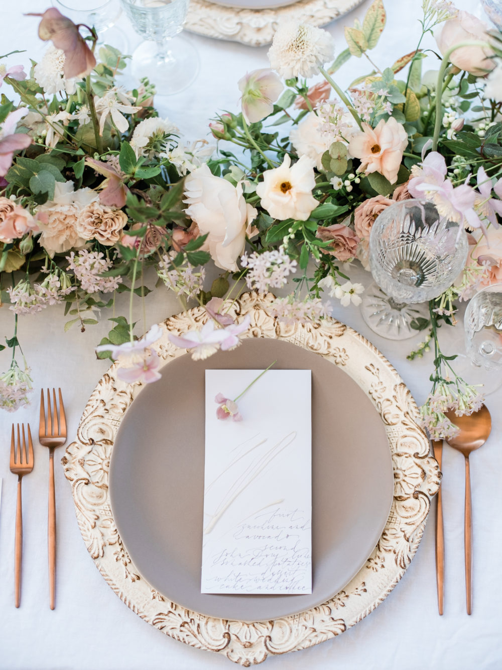 We creates refined and luxury weddings across France as Paris, Provence, South of France, French Riviera and beyond as Greece and italy.